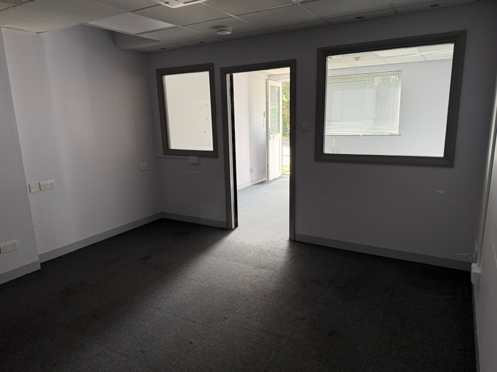 Lot: 11 - DETACHED PROPERTY ARRANGED AS OFFICES AND GARAGES WITH POTENTIAL - GF rear office 5